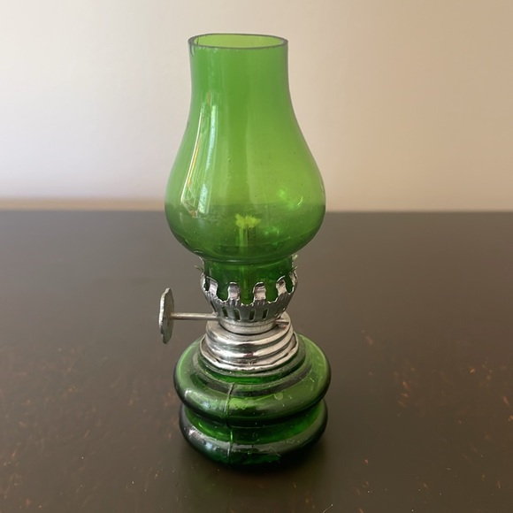 💚Vintage miniature green glass,  oil lamp. - Picture 3 of 9